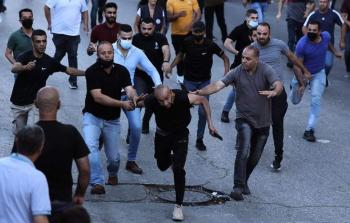 من الاعتداء على متظاهرين في رام الله