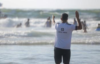 منقذ بحري على شاطئ بحر غزة