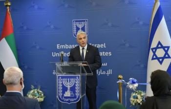 يائير لابيد وزير الخارجية الاسرائيلي خلال افتتاحه السفارة الاسرائيلية في الامارات