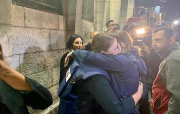 لحظة الافراج عن الصحفية جيفارا البديري