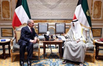 رئيس الوزراء محمد اشتية يجتمع مع أمير الكويت
