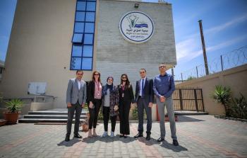 وفد بنك فلسطين الزائر لجمعية الحق في الحياة