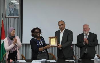 وكيل التربية يكرم مسؤولة في اليونيسيف لانتهاء مهامها الرسمية