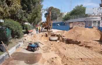 بلدية غزة تُوصل شبكة الصرف الصحي المتضررة في شارع جمال عبد الناصر