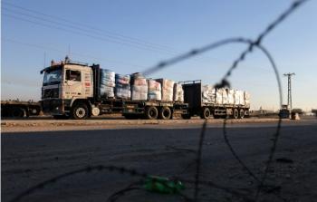 شاحنة تحمل ملابس على معبر كرم أبو سالم جنوب قطاع غزة