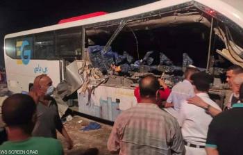 من موقع حادث التصادم الذي وقع في محافظة الوادي الجديد في مصر