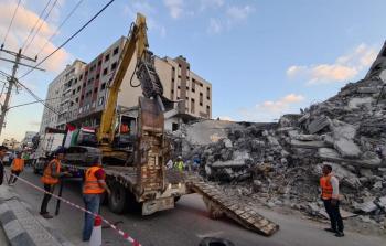 آليات مصرية تعمل على إزالة ركام المنازل المهدمة في غزة