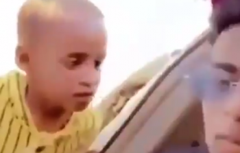 سعودي يبصق في وجه طفل طلب منه نقود