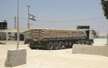 شاحنة تحمل مواد بناء تستعد للدخول الى غزة
