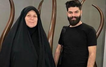 فاطمة البهادلي مع ابنها ىالقتيل علي كريم