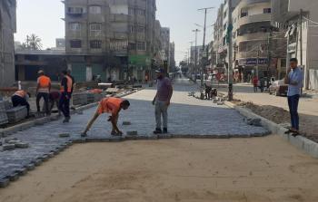 بلدية غزة تشرع بإجراء صيانة مؤقتة للشوارع المتضررة من العدوان