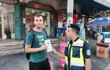 الشرطة توزع نشرات التوعية من فيروس كورونا على  المواطنين