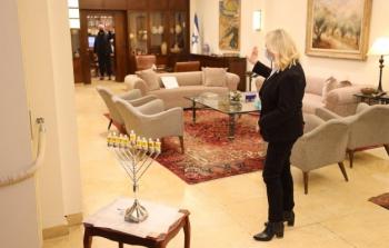 نتيناهو وعائلته يغادرون مقر الإقامة الرسمي لرئيس الحكومة الإسرائيلية