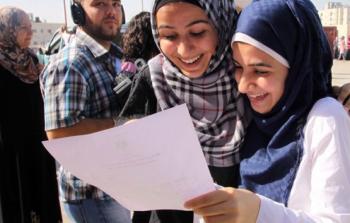 بشوق وخوف .. طلبة التوجيهي في فلسطين ينتظرون نتائجهم - تعبيرية