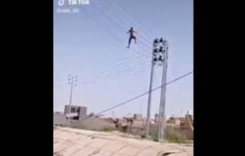 شاب عراقي يسير على أسلاك الضغط العالي