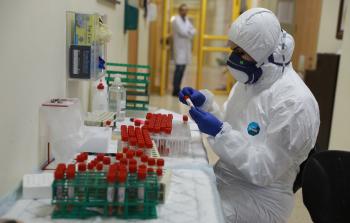 طبيبة فلسطينية تفحص عينات فيروس كورونا