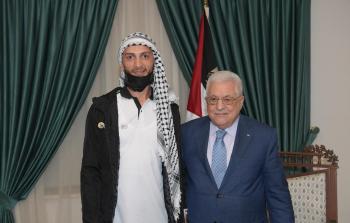 الرئيس عباس يستقبل الأسير المحرر أبو عطوان
