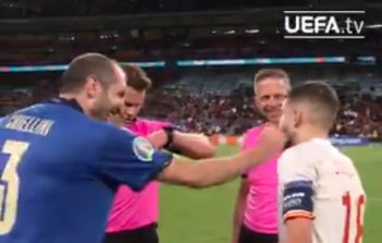 صورة كينليني قائد ايطاليا وهو يعارك جوردي ألبا مازحا قبل المباراة