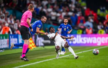 كيليني وساكا خلال نهائي يورو 2020