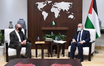 هادي عمرو خلال اجتماعه مع محمد اشتية رئيس الوزراء الفلسطيني في رام الله