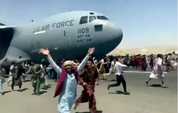 مواطنون أفغان أثناء محاولتهم الصعود على متن طائرة شحن أمريكيى في مطار كابول 