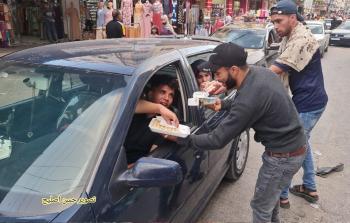 شبان يوزعون الحلويات في خانيونس مع إعلان مقتل الجندي الاسرائيلي