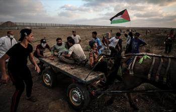 فلسطينيون نقلوا إصابة على عربة بدائية يوم السبت الماضي