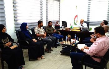 الديمقراطية تزور بلدية البريج وتناقش مشاكل وقضايا المخيم وهموم ساكنيه