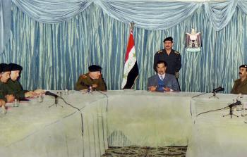 اجتماع لحكومة صدام حسين في بغداد - أرشيف