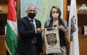 رئيس بلدية غزة يبحث مع منسقة الأمم المتحدة تداعيات تأخر الإعمار 