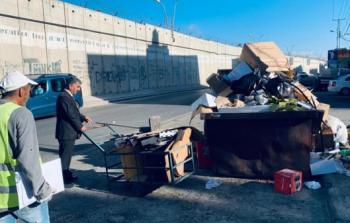 مسؤول فلسطيني يقوم بجر عربة قمامة بدلاً من عامل مسن