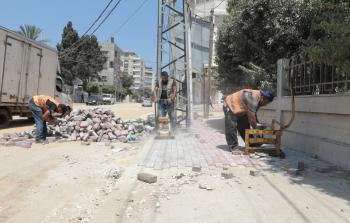 بلدية غزة تجري أعمال صيانة مؤقتة في شارع الثورة