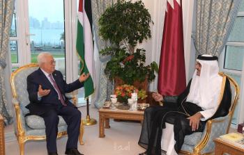 أمير قطر (يمين) والرئيس الفلسطيني محمود عباس (يسار)
