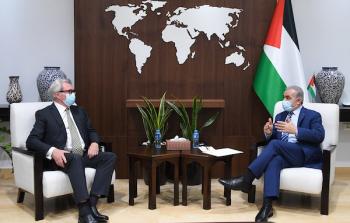 تفاصيل اجتماع اشتية مع المبعوث النرويجي لعملية السلام