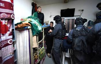 الاحتلال يقتحم السجون وينكل بالاسرى الفلسطينيين
