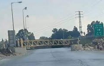 قوات الاحتلال تُغلق البوابة الحديدية المؤدية لمخيم الجلزون شمال رام الله