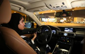 امرأة تقتحم بسيارتها مكتب stc في الرياض