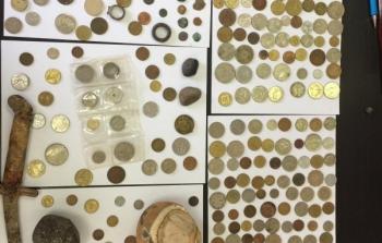 الشرطة تقبض على شخص وتضبط بحوزته 404 قطعة أثرية