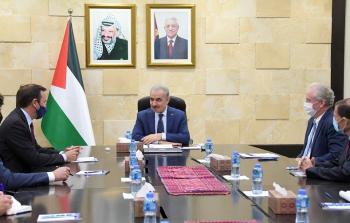 جانب من اجتماع اشتية بالوفد الأميركي