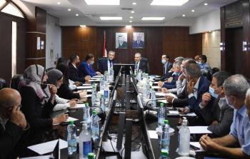 اشتية يطّلع على التحضيرات الجارية لإجراء الانتخابات المحلية