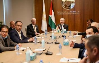 رئيس الوزراء محمد اشتية يزور سلطة النقد