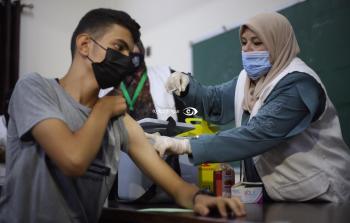 تطعيم طلبة المدارس الثانوية في غزة