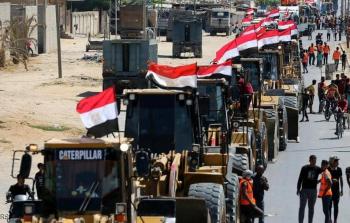 عشرات الجرافات المصرية ترفع العلم الوطني لدى دخولها إلى غزة في الرابع من يونيو 2021