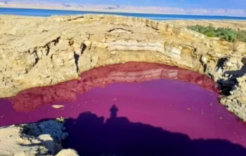 الكشف عن سبب تلون مياه البحر الميت باللون الأحمر