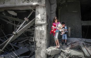 طفلة فلسطينية تُلملم أغراضها بعد قصف منزلها في غزة