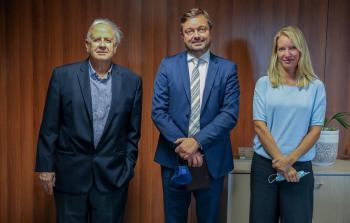 حنا ناصر يبحث الصعوبات التي تواجه الانتخابات مع ممثل الدنمارك لدى فلسطين