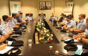 اللواء يوسف الحلو مدير عام الشرطة الفلسطينية خلال الاجتماع
