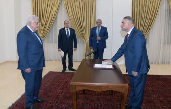 فايز أبو عيطة يؤدي اليمين القانونية أمام الرئيس سفيرا لدولة فلسطين لدى الجزائر. (عدسة: ثائر غنايم/وفا)