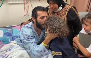 أول صورة للأسير كايد الفسفوس منذ بدء إضرابه عن الطعام قبل 92 يومًا برفقة عائلته، وذلك بعد قرار محكمة الاحتلال تجميد اعتقاله الإداري