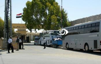 حافلات تنتظر أمام بوابة معبر رفح البري